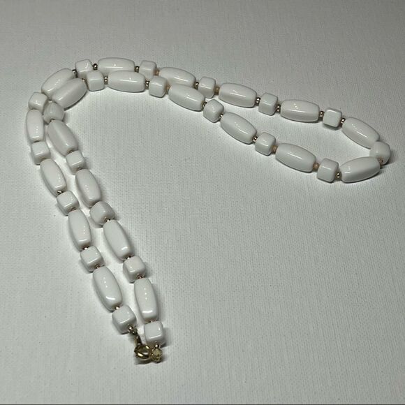 VintageβDemiβParureβWhiteβBeadedβNecklaceΒ w/βMatchingβHookβEarrings - Picture 2 of 11